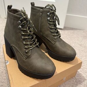 Seven Flatiron Boot. Olive color. Brand new with box size 8